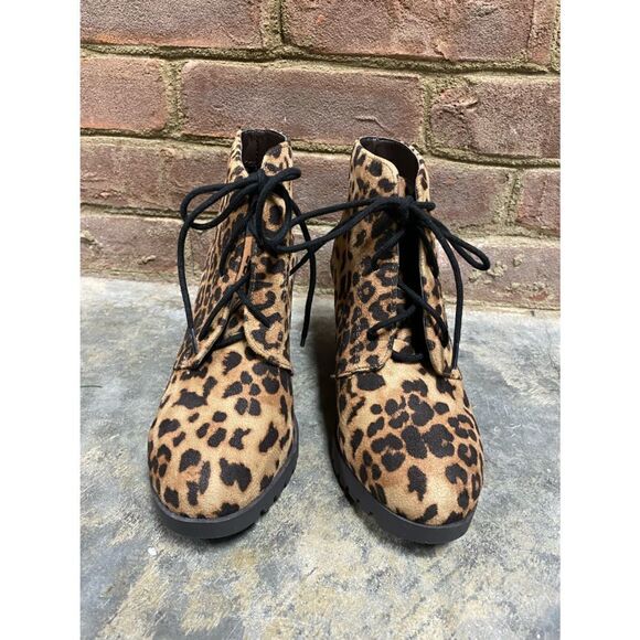 Soda Cheetah Faux Suede Print Lace Up Wedge Bootie NEW Size 6.5 - Picture 2 of 7